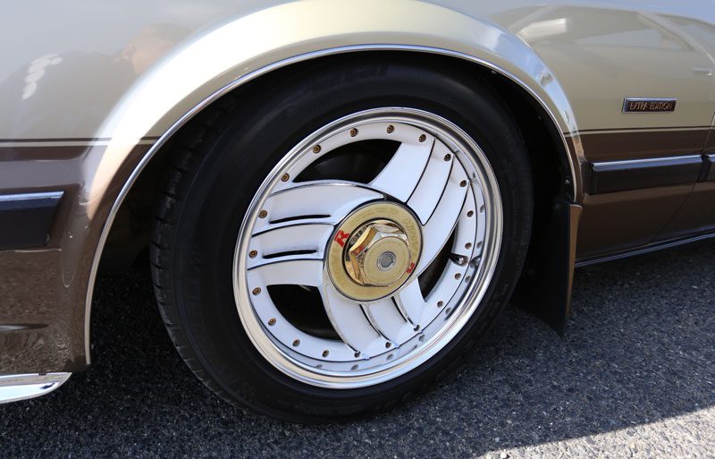 Close-up of a vintage car's stylish wheel with R logo and the Extra Edition badge displayed on the side.