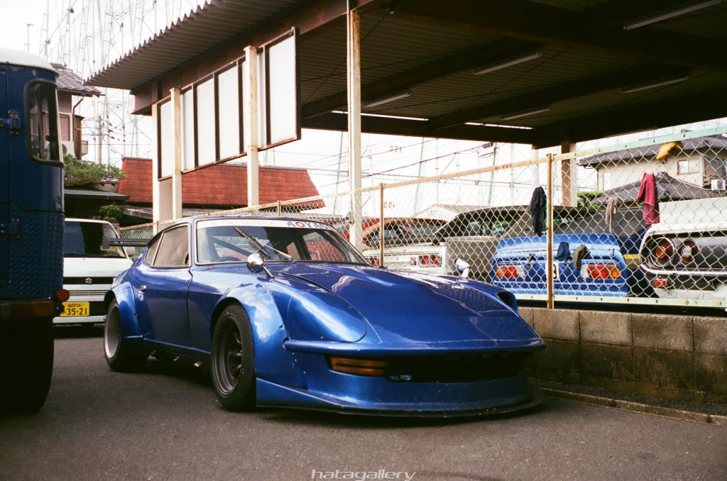 A blue Nissan S30 Fairlady Z parked 