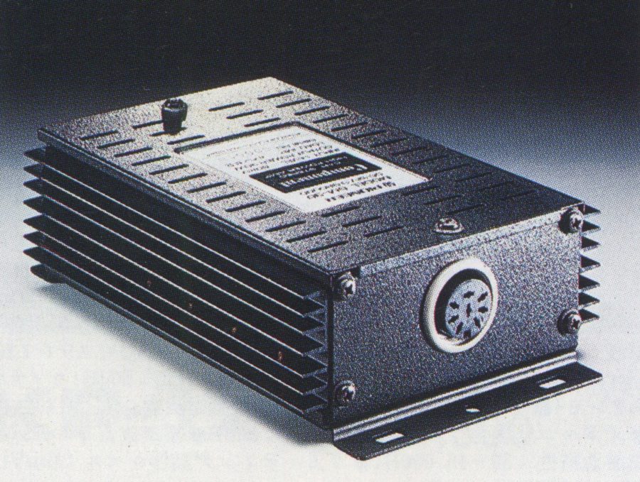 Black electronic power supply with cooling fins and Japanese text on the label against a gradient background.