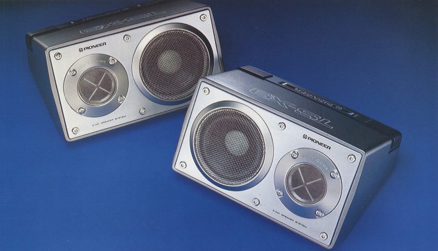 Two Pioneer car speakers on a blue background, showcasing their high-quality audio design. Model: GX-L7 車用同軸型スピーカーシステム.
