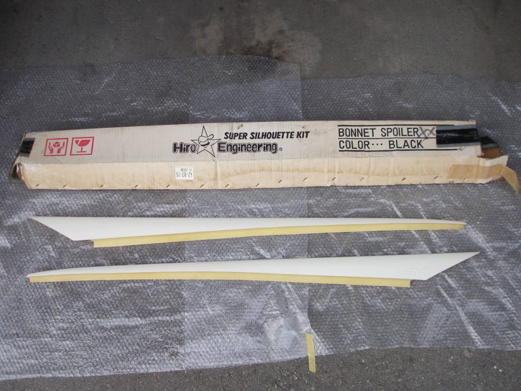 Hiro Engineering Super Silhouette Kit for car bonnet spoilers in white, shown with original packaging and labeled Color: Black.