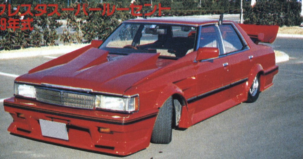 Custom red Japanese car with extreme body modifications and text 'プレスタス パールーセント 1984年式' meaning 'Parestas Pearlescent 1984 model'.