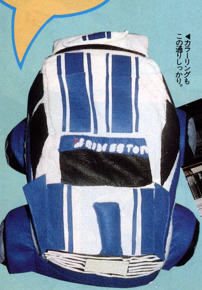 Toy car with blue stripes and branding on top, Japanese text reads “Coloring is solid as expected.”